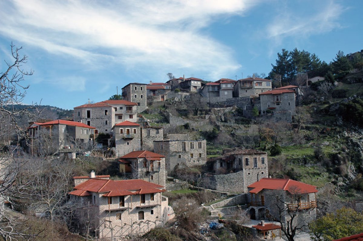 Ζυγοβίστι: Ο παραδοσιακός οικισμός της Αρκαδίας που βρίσκεται μέσα στο ελατόδασος του Μαινάλου