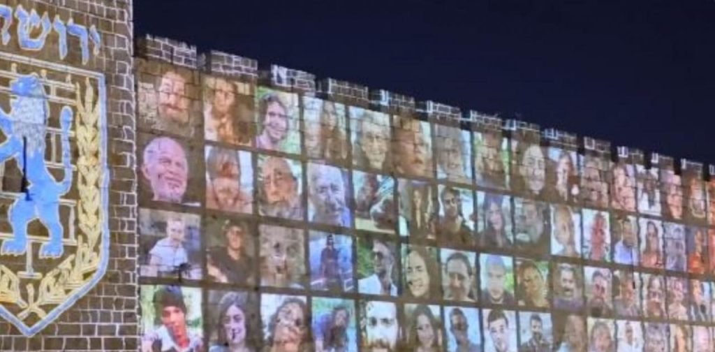 Με φωτογραφίες των ομήρων της Χαμάς φωταγωγήθηκαν τα τείχη της παλιάς πόλης της Ιερουσαλήμ (βίντεο)