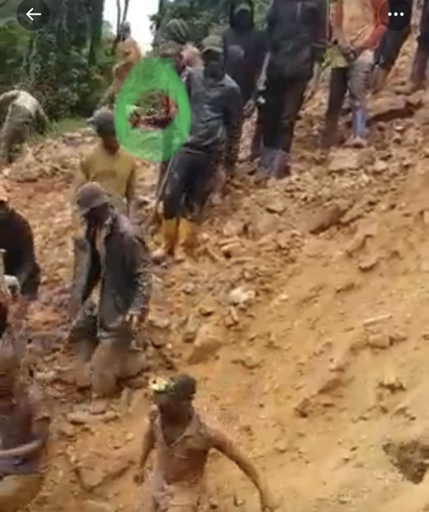 Η ζωή στα ορυχεία της Αφρικής: Εργάτες δίνουν αγώνα για να ξεθάψουν συναδέλφους τους από σωρούς χωμάτων (βίντεο)