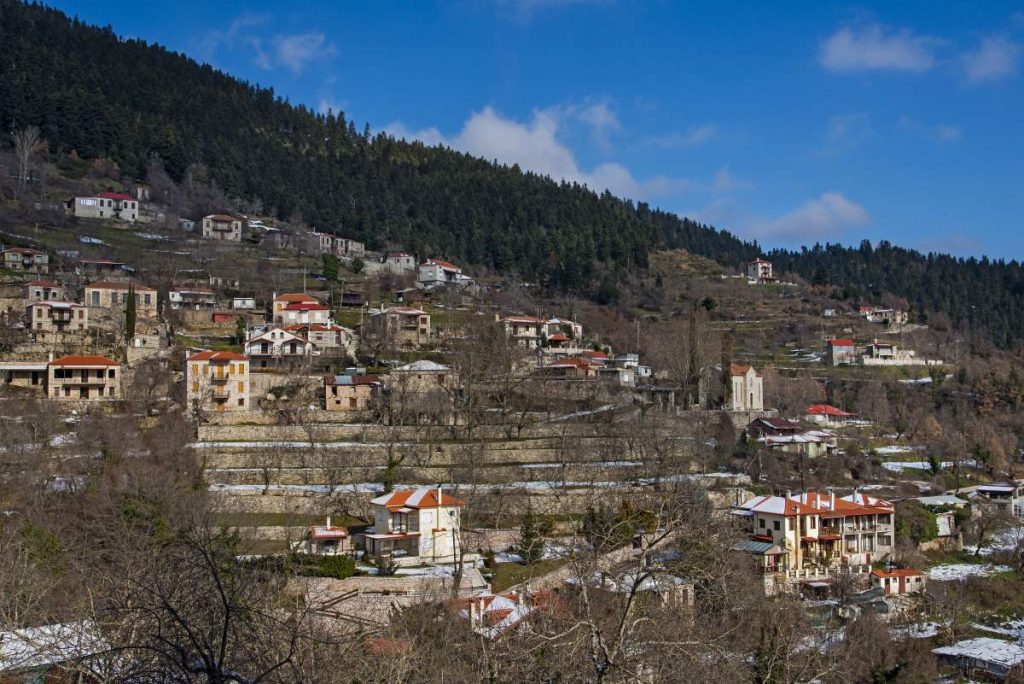 Νόστιμο: Το ορεινό χωριό της Ευρυτανίας που είναι χτισμένο μέσα στα έλατα και είναι όμορφο κάθε εποχή του χρόνου