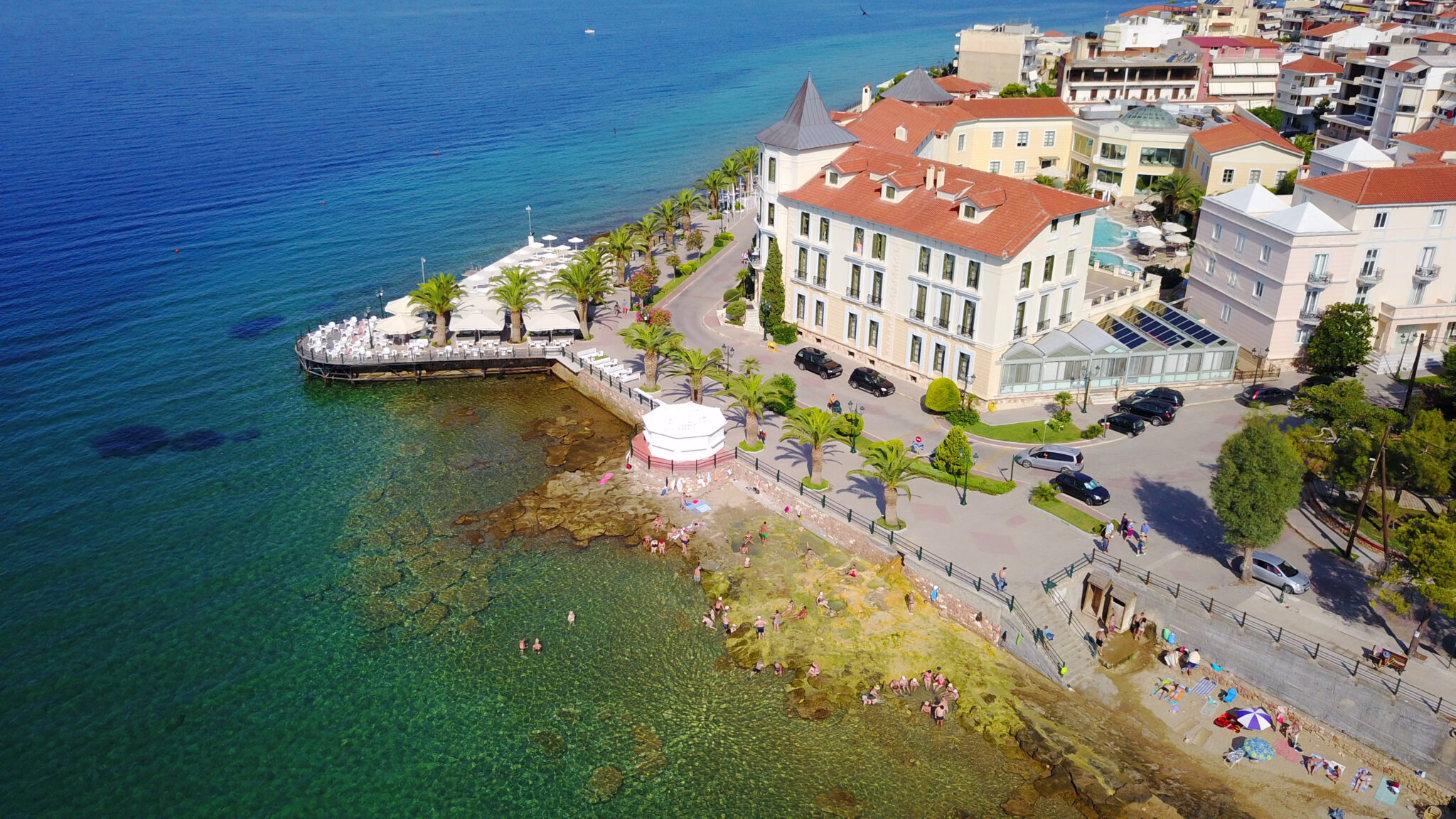 Αιδηψός: Ο δημοφιλής προορισμός στη Βόρεια Εύβοια που είναι ιδανικός για επίσκεψη όλο τον χρόνο