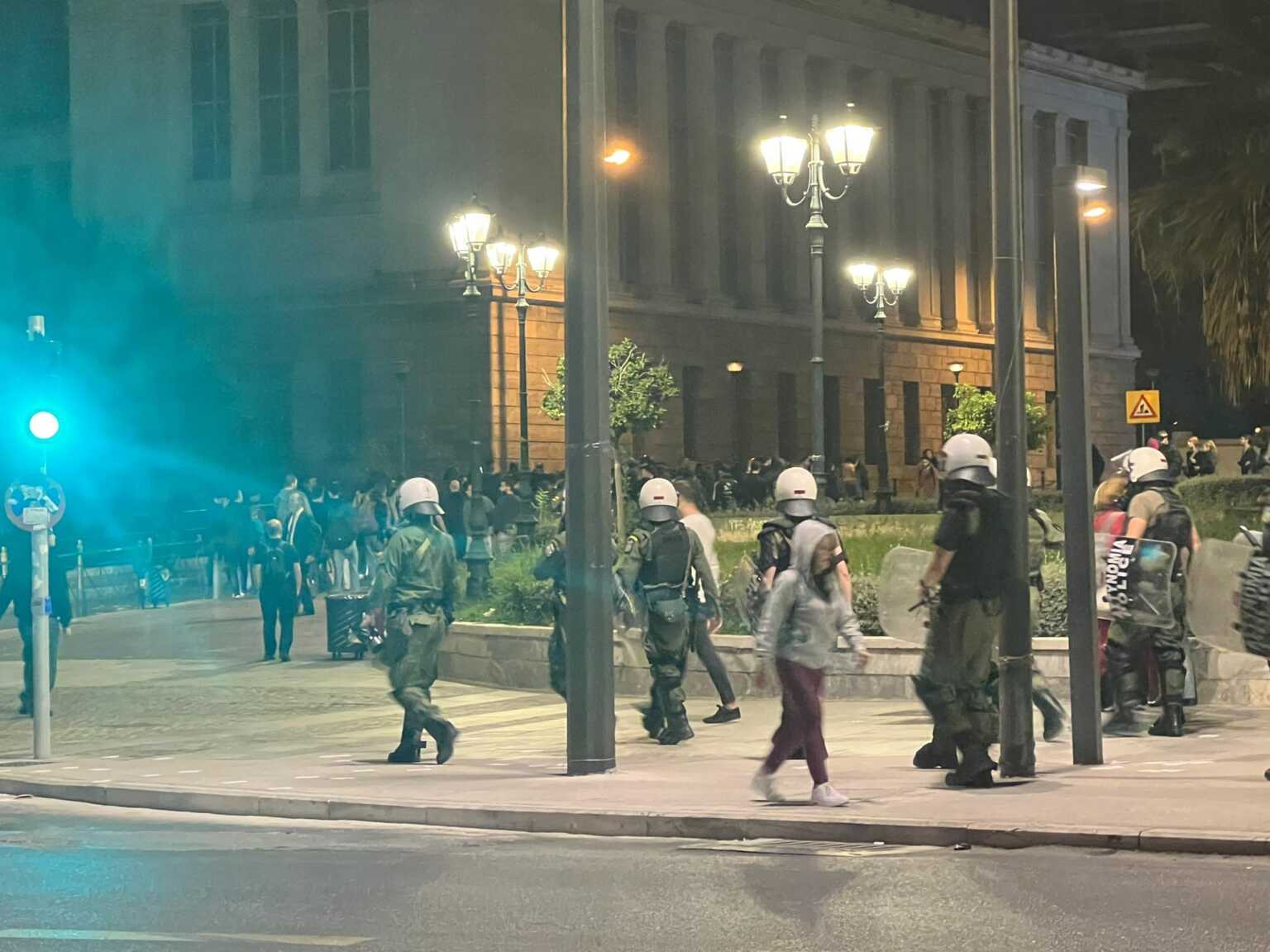 Συγκέντρωση στο κέντρο της Αθήνας για τον τραυματισμό της 16χρονης στο Ν.Ηράκλειο (φώτο)