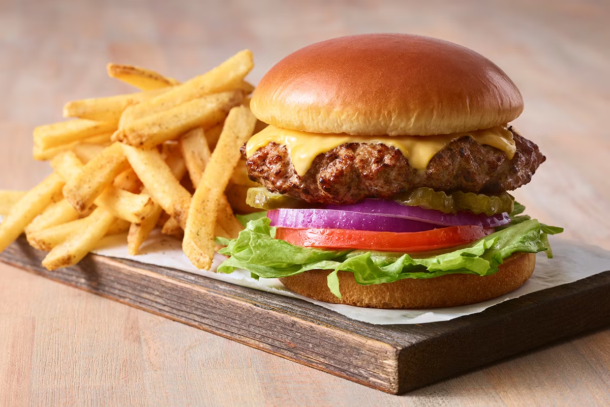Πόσες θερμίδες έχει το cheeseburger; – Οι παράγοντες που τις επηρεάζουν