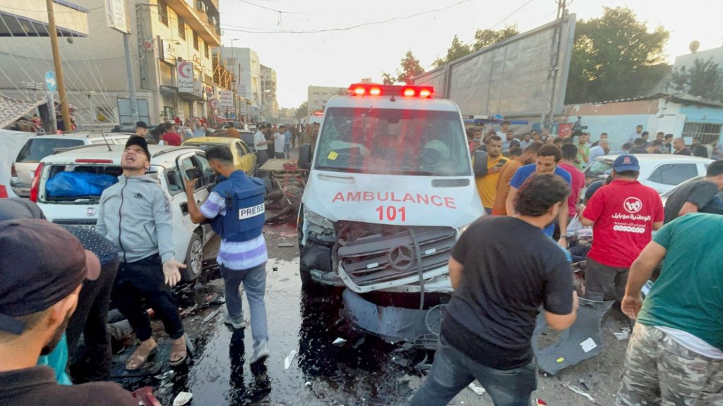 HRW: «Ως έγκλημα πολέμου πρέπει να διερευνηθεί η ισραηλινή επίθεση στο κομβόι ασθενοφόρων» στη Λωρίδα της Γάζας