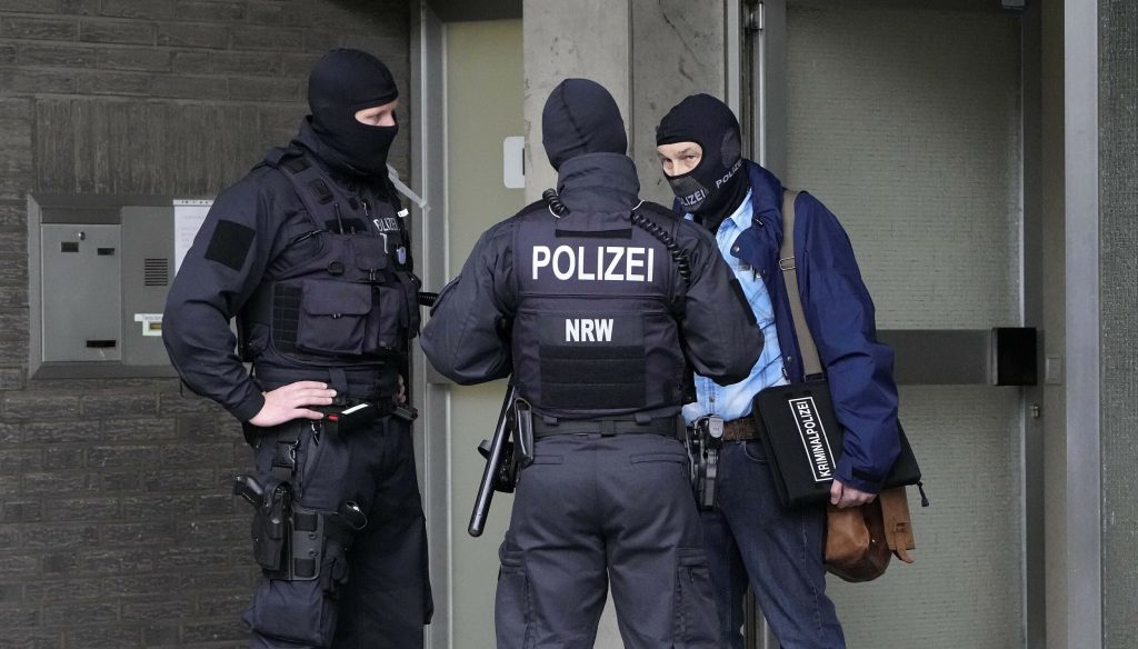 Αμβούργο: Δύο ένοπλοι άνδρες ταμπουρώθηκαν μέσα σε αίθουσα διδασκαλίας (βίντεο) (upd)