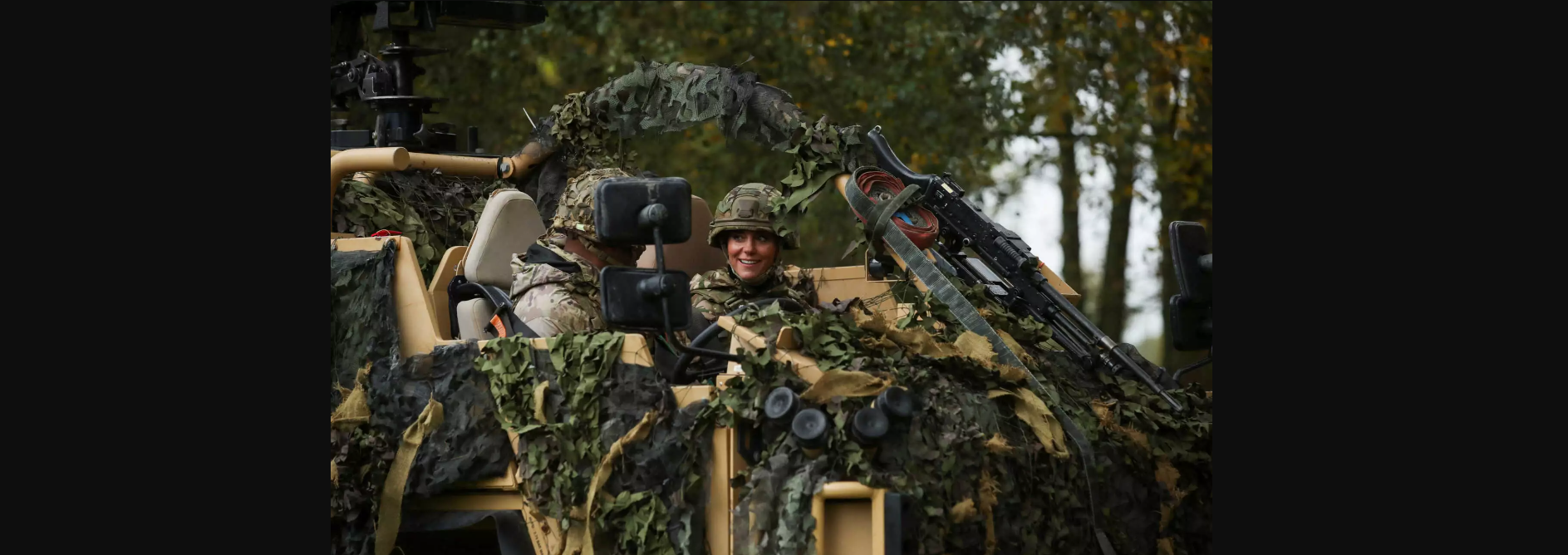 Η Κέιτ Μίντλετον φόρεσε τα χακί στην πρώτη της εμφάνιση ως αρχιστράτηγος τεθωρακισμένων