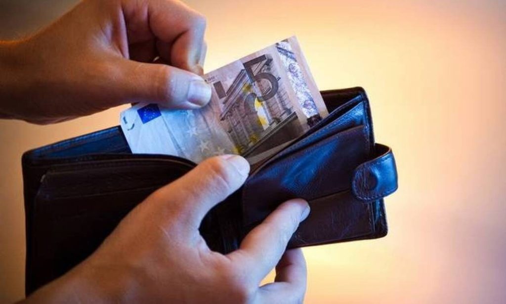 Αυξάνεται κατά 8% το Ελάχιστο Εγγυημένο Εισόδημα – Τα νέα ποσά και οι δικαιούχοι