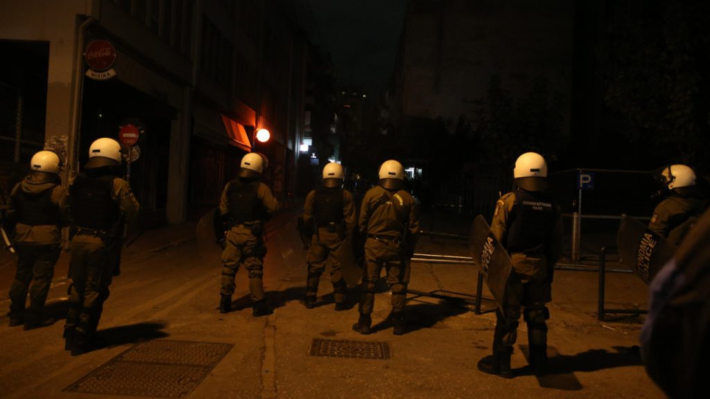 Ένταση στα Εξάρχεια: Επιτέθηκαν με πέτρες, μπουκάλια και πυροσβεστήρες σε διμοιρία των ΜΑΤ