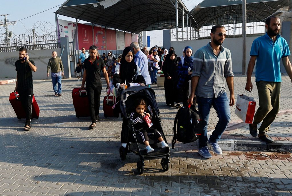 Σχεδόν 700 ξένοι υπήκοοι απομακρύνθηκαν από τη Γάζα προς την Αίγυπτο