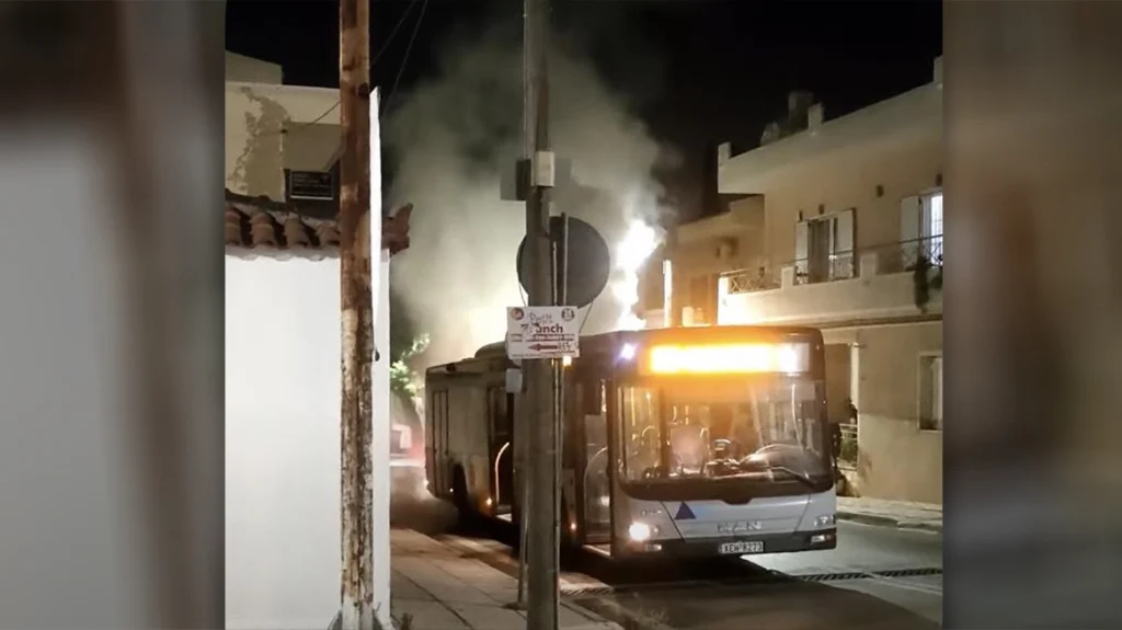Στις φλόγες τυλίχτηκε αστικό λεωφορείο στην Παιανία – Απομακρύνθηκαν έγκαιρα οι επιβάτες