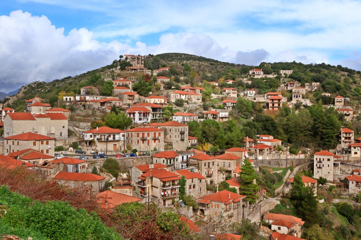 Καρύταινα: Το μεσαιωνικό χωριό της ορεινής Αρκαδίας που αποτελεί το στολίδι της περιοχής