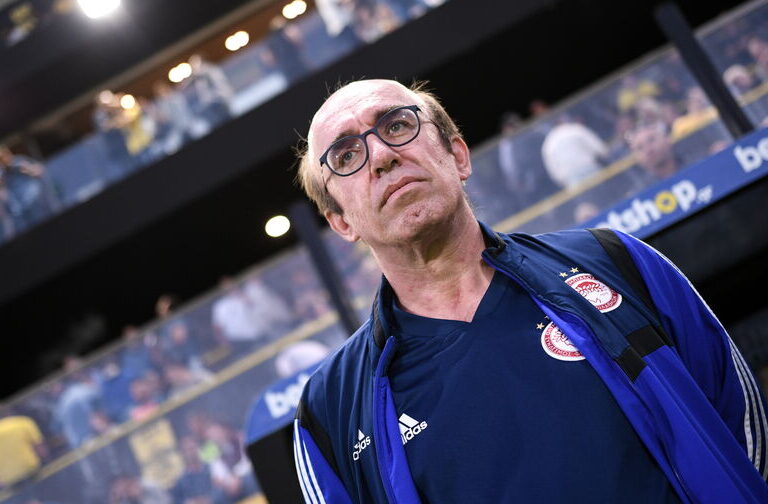 «Τέλος» ο Χρήστος Θέος από τον Ολυμπιακό – Δεν ταξίδεψε στο Λονδίνο ο επικεφαλής του ιατρικού επιτελείου