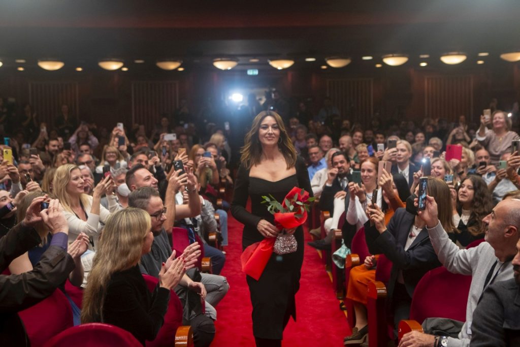 Μ.Μπελούτσι: Η βράβευσή της με τον «Χρυσό Αλέξανδρο» και το «Ευχαριστώ» στα ελληνικά (φώτο – βίντεο)