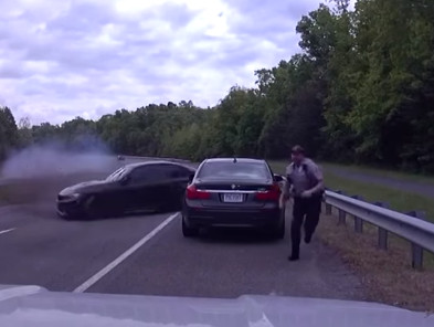Απίστευτο ατύχημα με όχημα που πέφτει πάνω σε ΙΧ που ελέγχεται από αστυνομικό στη ΛΕΑ (βίντεο)