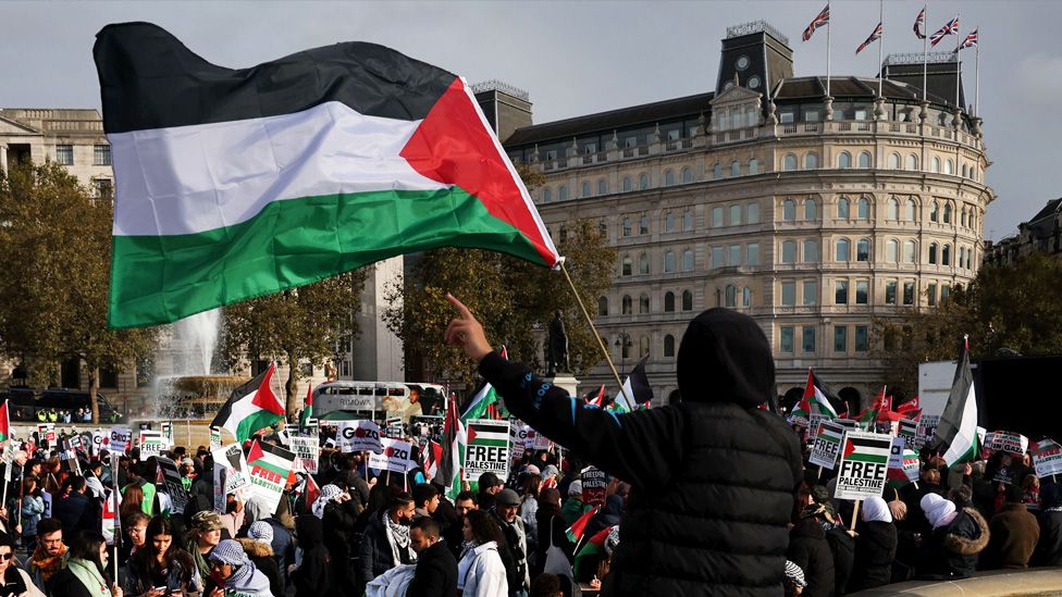 Βίντεο: Χιλιάδες υποστηρικτές της Παλαιστίνης πραγματοποιούν συγκέντρωση διαμαρτυρίας έξω από το σπίτι του πρωθυπουργού Ρίσι Σουνάκ
