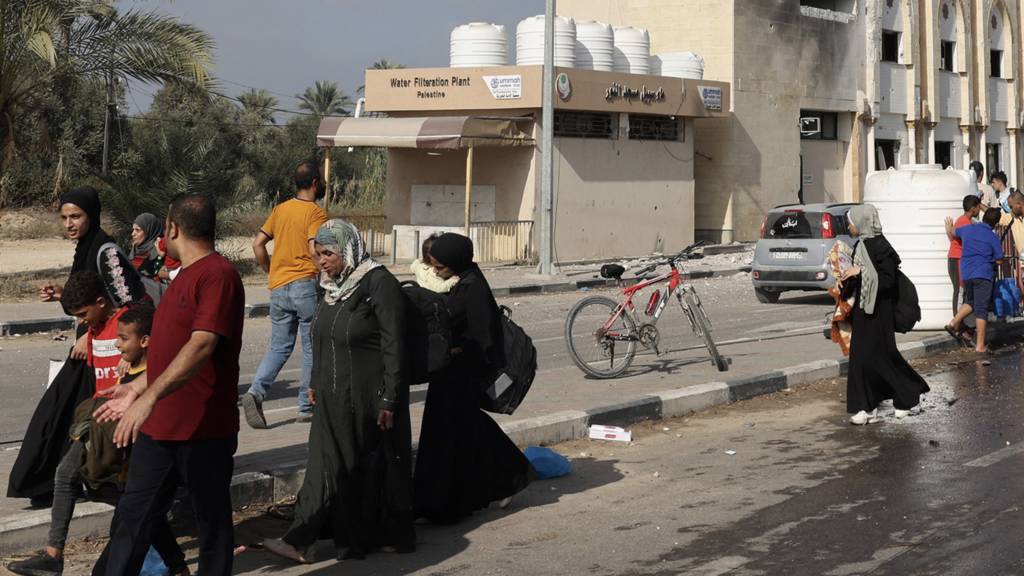 Βίντεο: Στην Γάζα μαζεύουν νερό από τις λακκούβες των δρόμων!