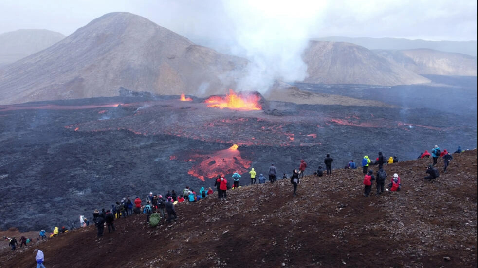 Με το φόβο της έκρηξης του ηφαιστείου Φαγκραντάλσφιαλ ζει η Ισλανδία – Δείτε live εικόνα από το σημείο