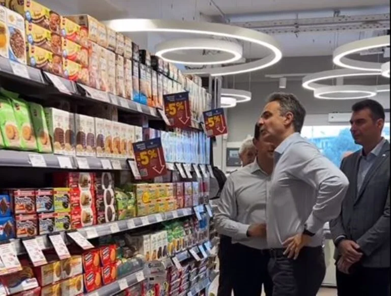 Ο Κ.Μητσοτάκης επισκέφθηκε σούπερ μάρκετ για να ελέγξει τα ταμπελάκια της «Μόνιμης Μείωσης Τιμής»