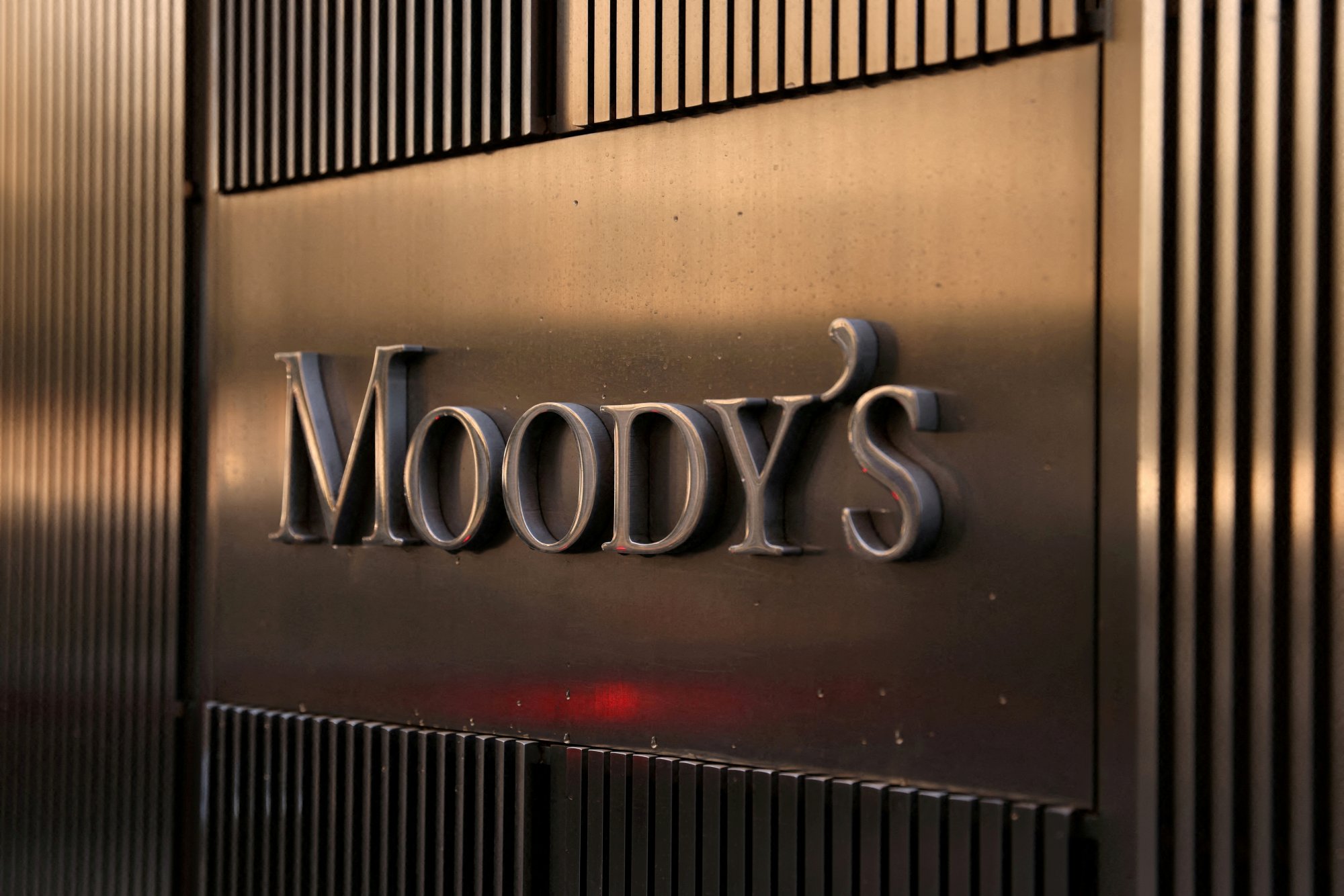 Nέο πλήγμα για την υπερχρεωμένη αμερικανική οικονομία: H Moody’s υποβάθμισε τις ΗΠΑ όπως είχε κανει και η Fitch!