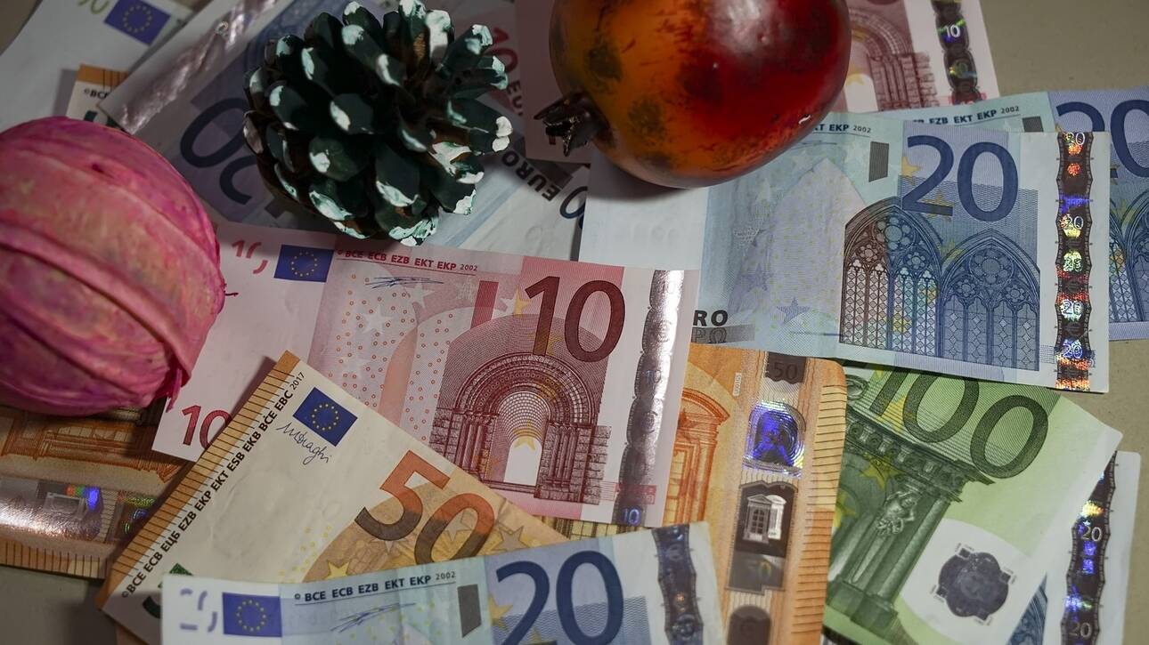 «Έρχεται» το έκτακτο βοήθημα Χριστουγέννων – Οι δικαιούχοι και τα ποσά