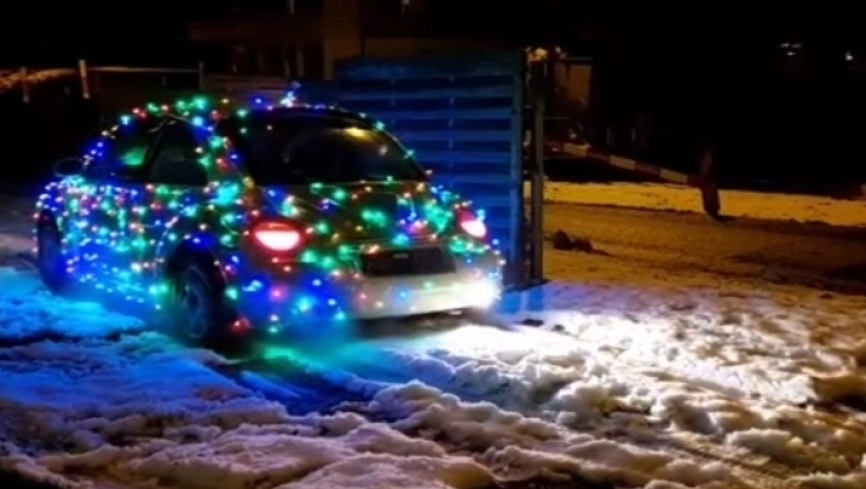 Το «χριστουγεννιάτικο αυτοκίνητο» που «γκρέμισε» το TikTok – Γιατί βρήκε τον «μπελά» του ο ιδιοκτήτης του