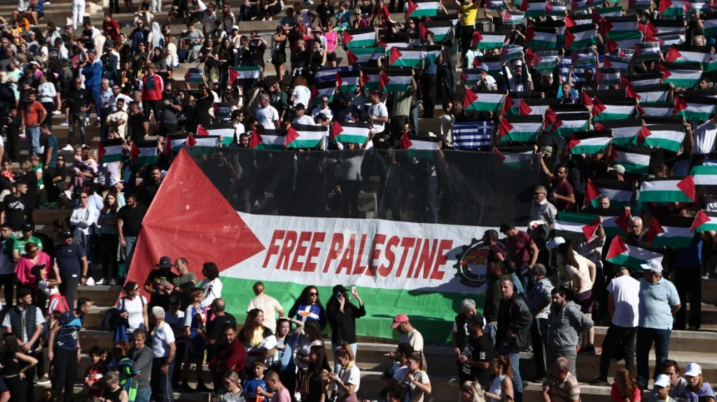Το ΠΑΜΕ ύψωσε σημαίες της Παλαιστίνης στο Καλλιμάρμαρο (βίντεο)
