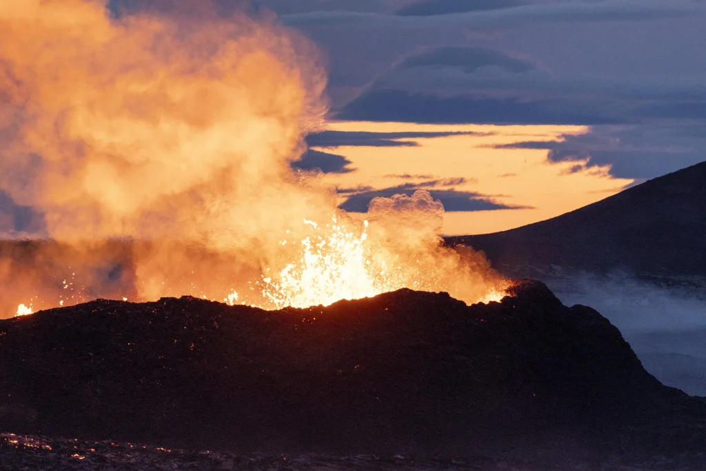 Ισλανδία: Σε κατάσταση έκτακτης ανάγκης πόλη 4.000 κατοίκων υπό τον φόβο έκρηξης ηφαιστείου – Εκκενώθηκε προληπτικά