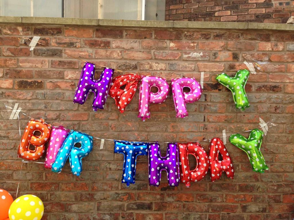 Το συγκινητικό βίντεο με ένα 8χρονο αγόρι που γιορτάζει για πρώτη φορά τα γενέθλιά του