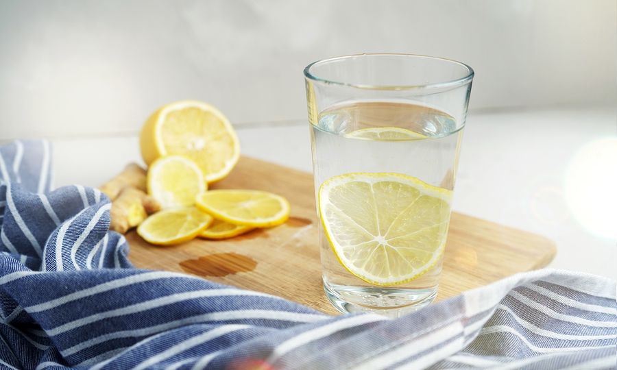 Κάνει να πίνουμε νερό με λεμόνι κάθε μέρα; – Τι αποκαλύπτουν οι ειδικοί