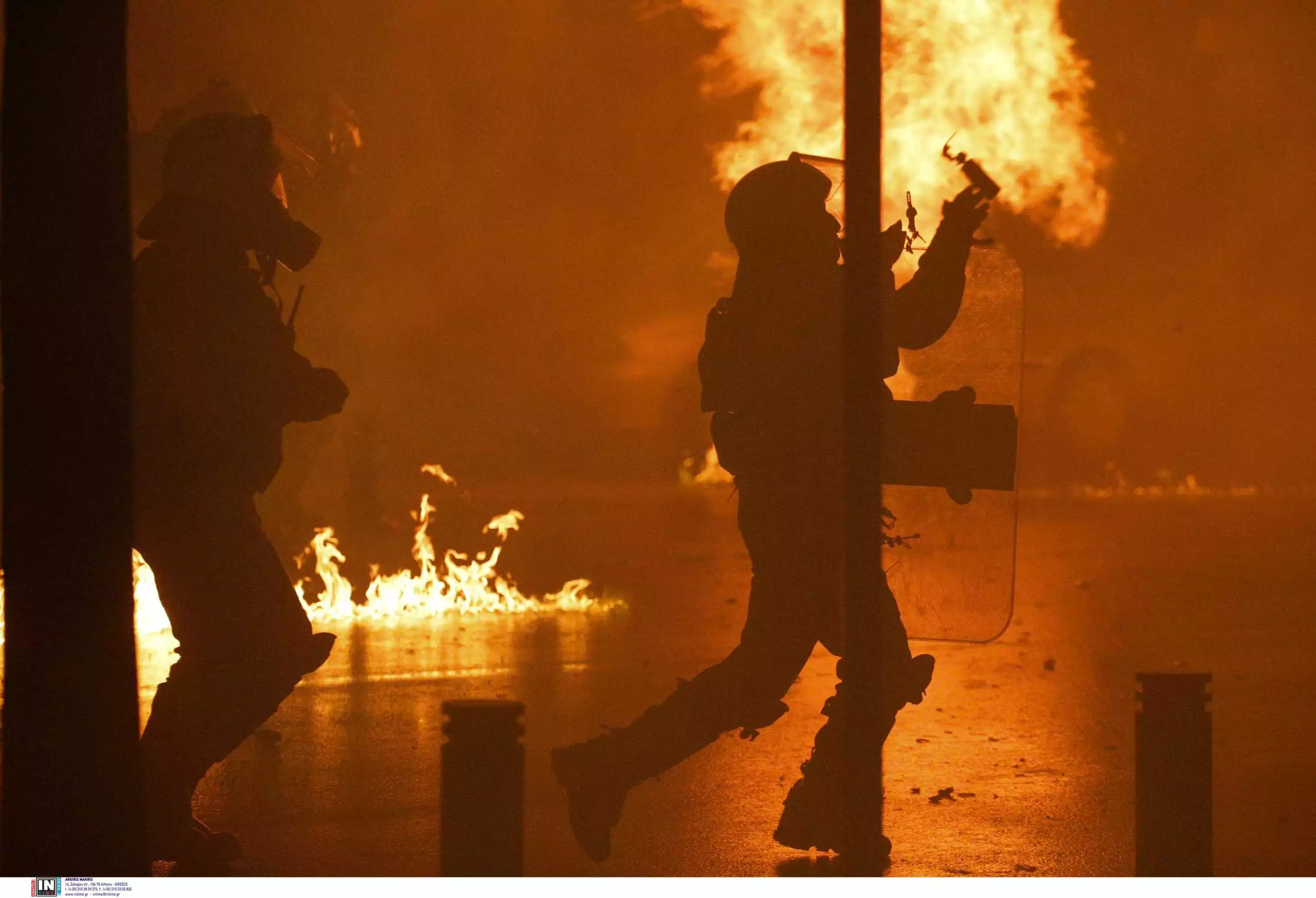 Ακόμα μια νύχτα Σαββάτου «άγνωστοι» τα έσπασαν και πέταξαν μολότοφ στα Εξάρχεια (βίντεο)