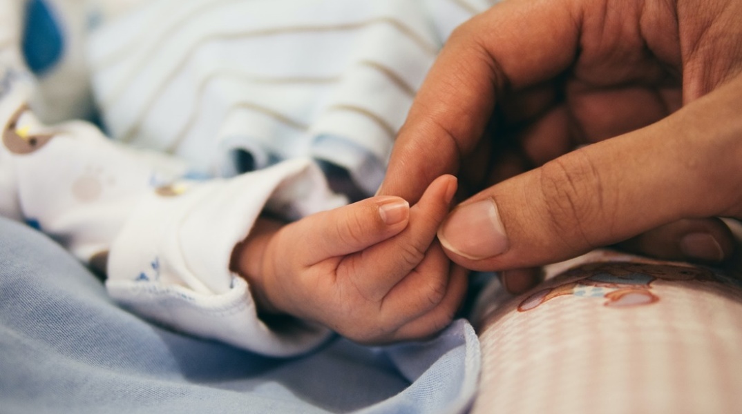 Κατέληξε μωρό που γεννήθηκε πρόωρα στα Τρίκαλα – Νοσηλεύεται το δίδυμο αδερφάκι του