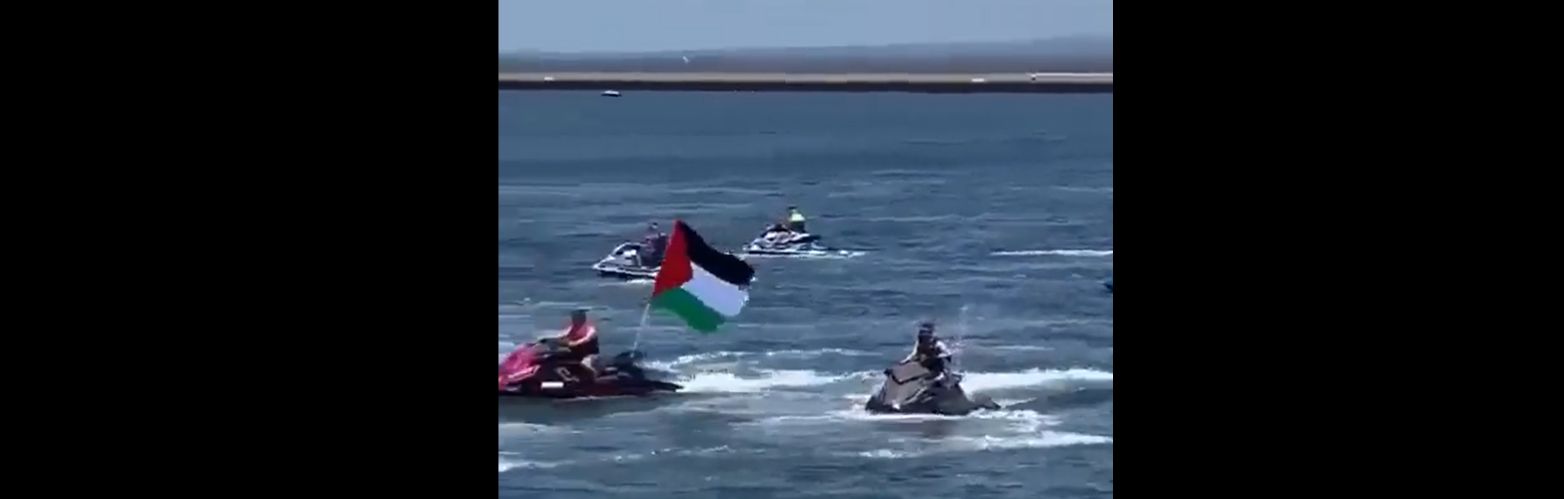 Αυστραλία: Διαδηλωτές υπέρ της Παλαιστίνης «μπλόκαραν» με σκάφη πλοίο που μετέφερε όπλα στο Ισραήλ (βίντεο)