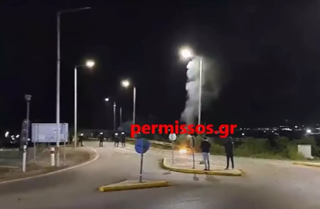 Επεισόδια με Ρομά στη γέφυρα της Θήβας μετά τον θάνατο του 18χρονου από σφαίρα αστυνομικού (βίντεο)