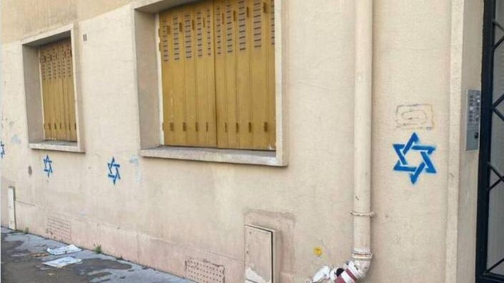 Γαλλία: Οι ερευνητές βλέπουν εμπλοκή της Ρωσίας πίσω από την εμφάνιση αστεριών του Δαβίδ σε τοίχους σπιτιών