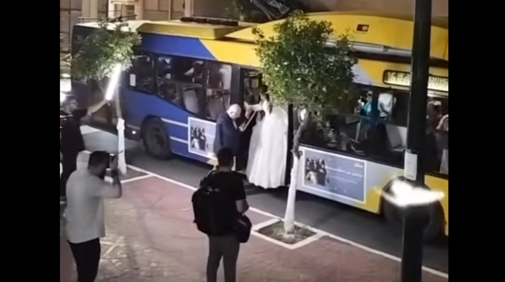 Νύφη πήγε στο γάμο της με το…τρόλεϊ (βίντεο)