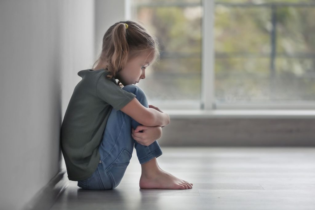 Το άγχος στην παιδική ηλικία επηρεάζει τον εγκέφαλο περισσότερο από έναν τραυματισμό στο κεφάλι έδειξε νέα έρευνα