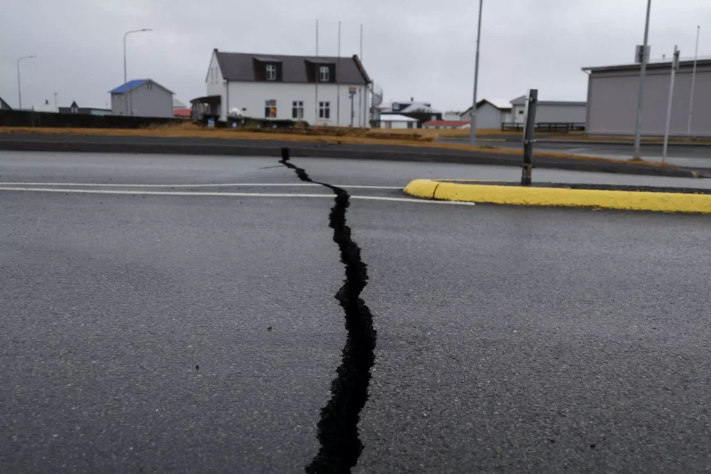 Ισλανδία: Μειώνεται η σεισμική δραστηριότητα αλλά παραμένει ο κίνδυνος για έκρηξη ηφαιστείου (βίντεο)
