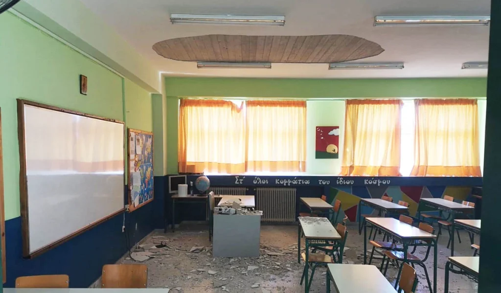 Κατέρρευσε η οροφή σχολικής αίθουσας σε δημοτικό στο Αιγάλεω (φώτο)