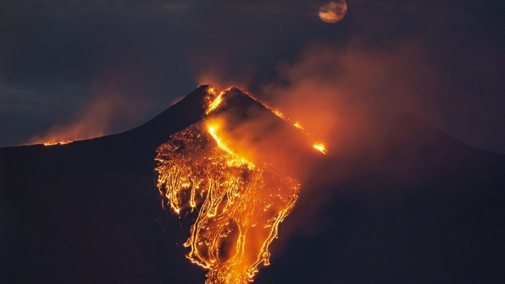 Σικελία: «Βρυχάται» το ηφαίστειο στην Αίτνα – Εντυπωσιακές εικόνες από το «σιντριβάνι» λάβας (βίντεο)