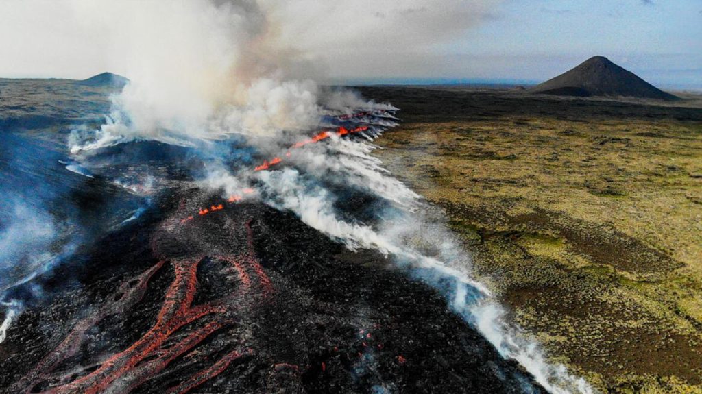Έτοιμο να εκραγεί το ηφαίστειο στην Ισλανδία – Βγαίνουν καπνοί από τα ρήγματα στους δρόμους (φώτο-βίντεο)