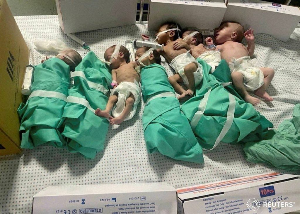 Οι Ισραηλινές Αμυντικές Δυνάμεις μεταφέρουν θερμοκοιτίδες στο νοσοκομείο Αλ Σίφα στη Γάζα (φώτο)