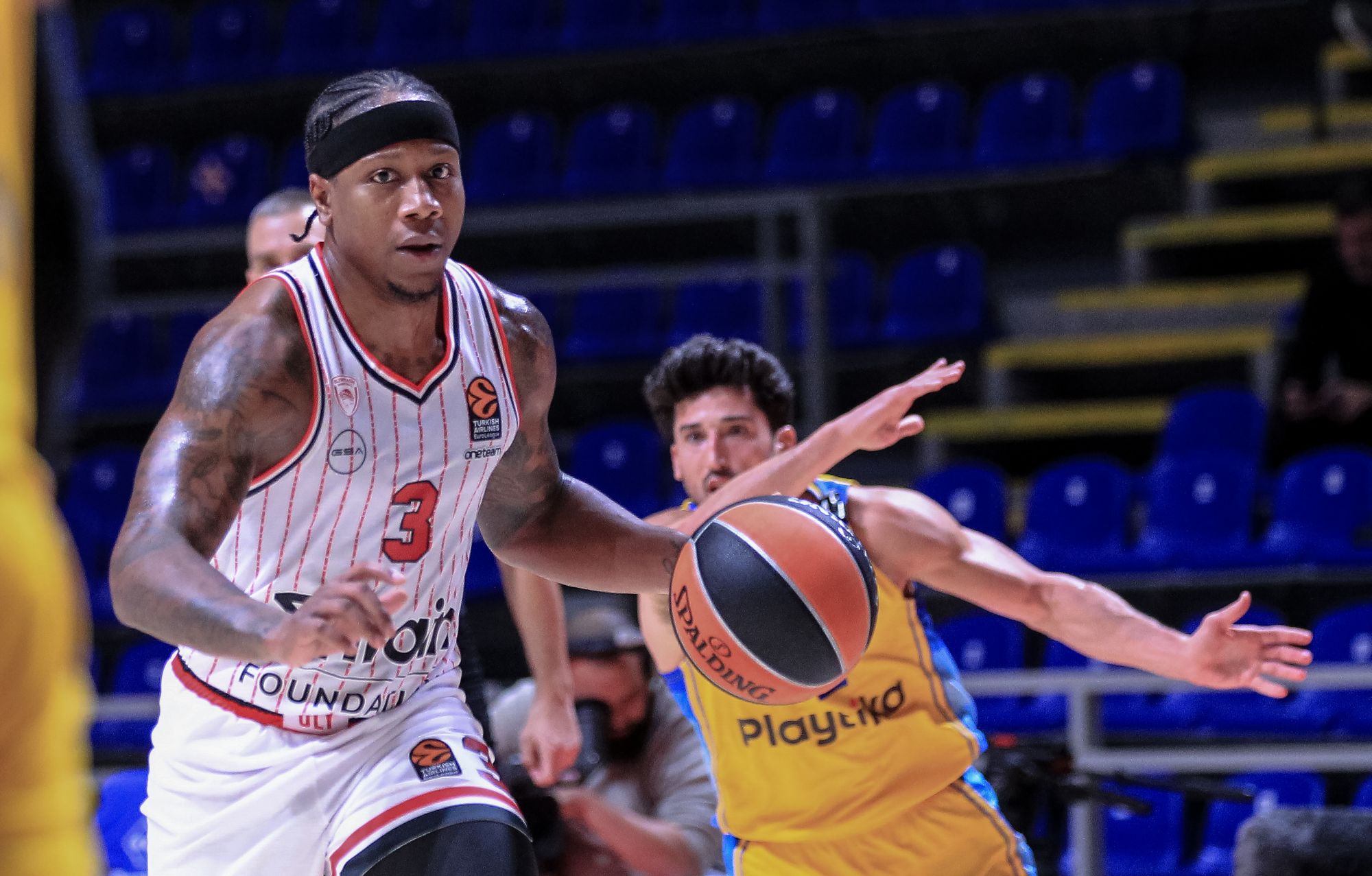 Με «όπλο» την άμυνα ο Ολυμπιακός κέρδισε 74-79 την Μακάμπι