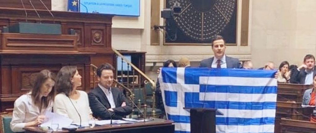 Η ιστορική στιγμή που Βέλγος βουλευτής υψώνει την ελληνική σημαία στο κοινοβούλιο (βίντεο)