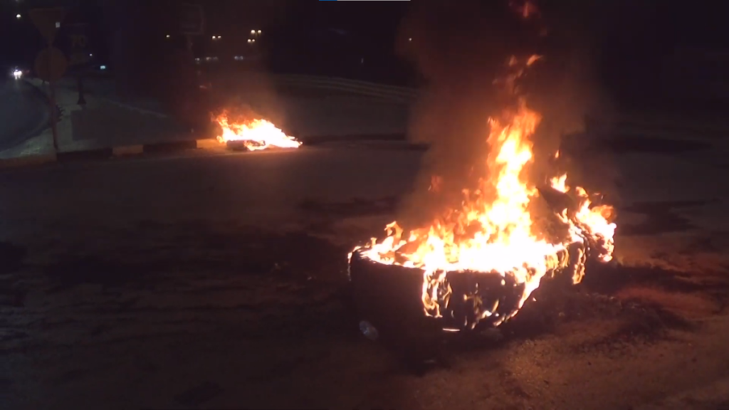 Κλειστή η Μεσογείων από Ρομά που άναψαν φωτιές – Ταραχές και στο Μενίδι