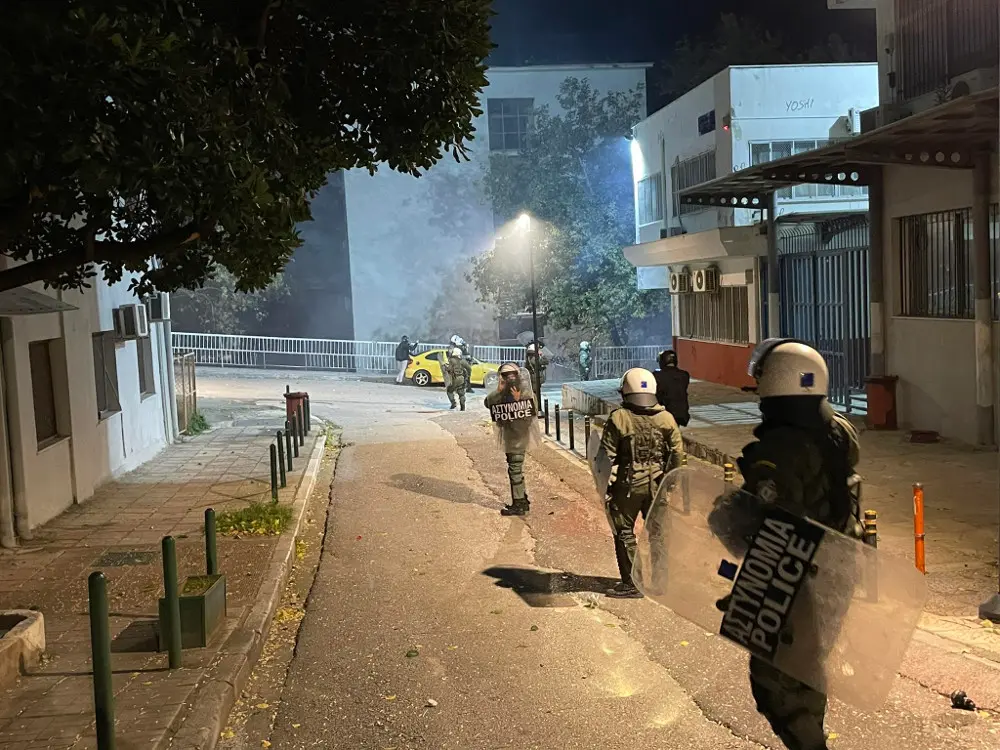 Μολότοφ από κουκουλοφόρους εναντίον των ΜΑΤ στο ΑΠΘ – Μετά την πορεία για το θάνατο του 17χρονου (βίντεο)