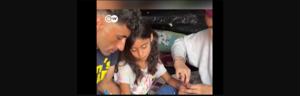 Λωρίδα της Γάζας: Παλαιστίνιος βάζει βραχιόλια στα παιδιά του για να τα… αναγνωρίσει σε περίπτωση που σκοτωθούν