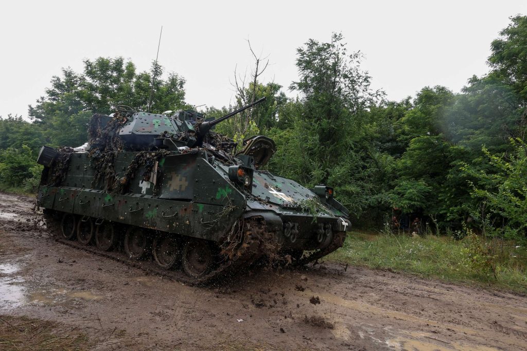 Περιφερόμενο πυρομαχικό εντοπίζει και καταστρέφει ΤΟΜΑ Bradley των ουκρανικών δυνάμεων (βίντεο)