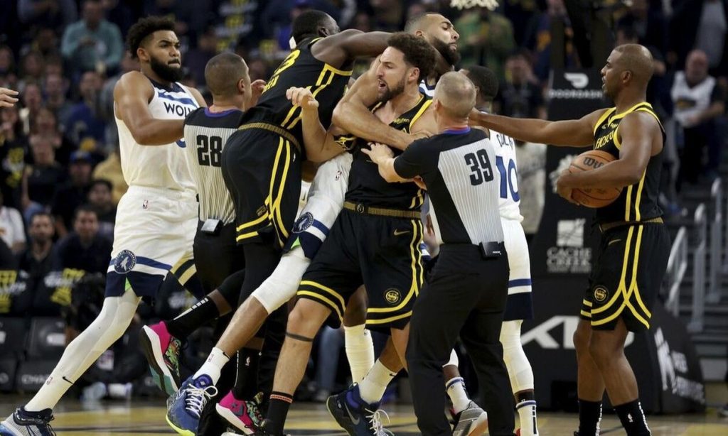 ΝΒΑ: Ξύλο και αποβολές στο παιχνίδι Ουόριορς – Τίμπεργουλβς (βίντεο)