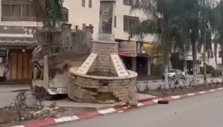 Δυτική Όχθη: Ισραηλινές μπουλντόζες κατεδάφισαν μνημείο του Γιασέρ Αραφάτ στο Τουλκαρέμ (βίντεο)