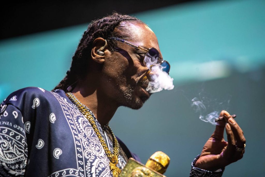 Ο Snoop Dogg ανακοίνωσε ότι κόβει το κάπνισμα και κανείς δεν τον πιστεύει! (φωτο)